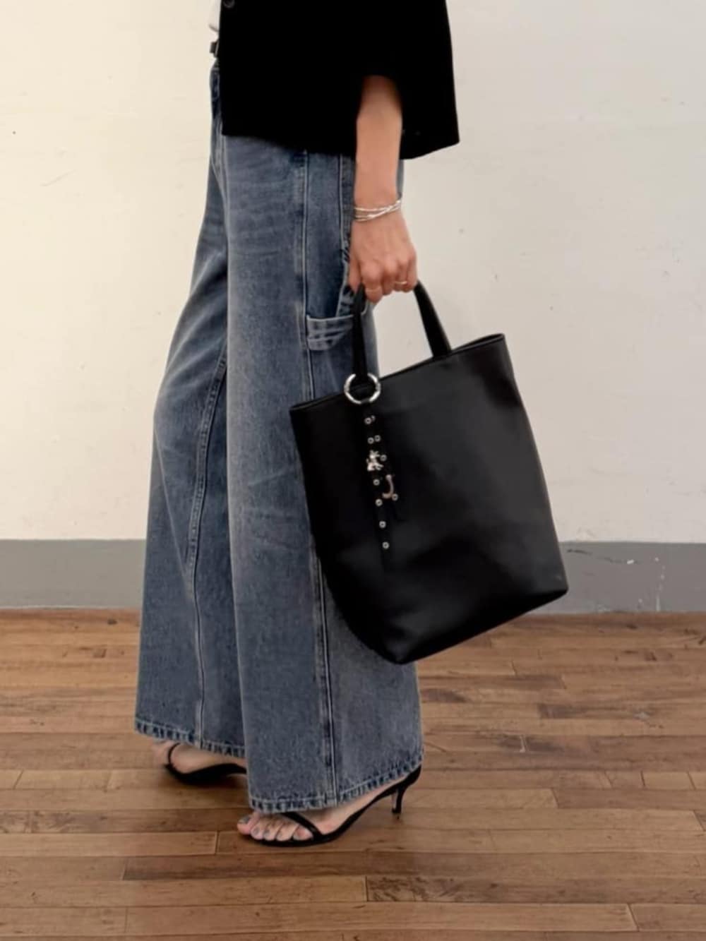 ブルー系のその他パンツ、ブラック系のテーラードジャケット、ブラック系のトートバッグを着用したレディースの夏コーディネートの2枚目の写真