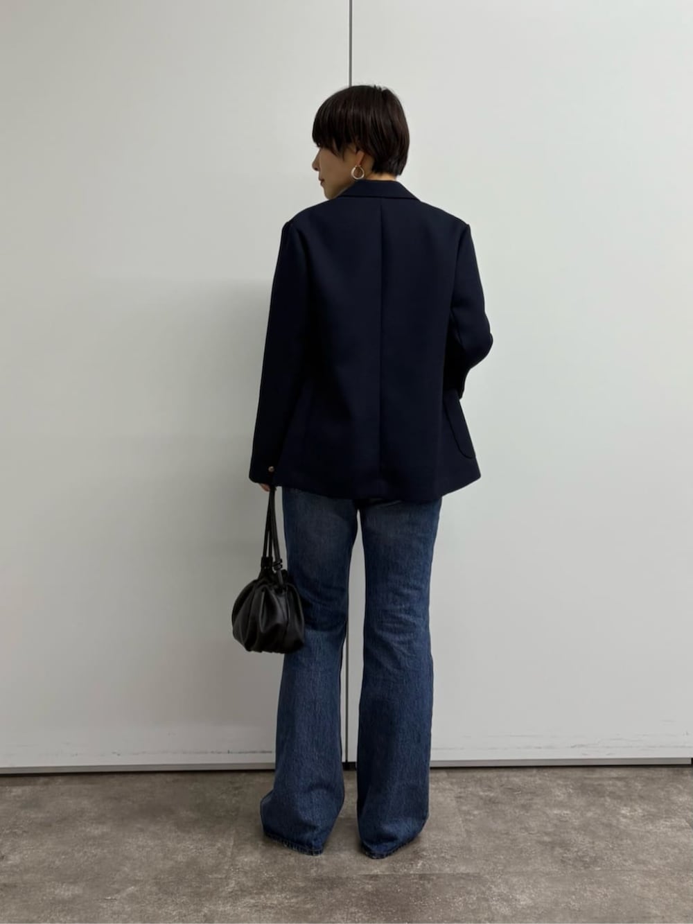 ブルー系のテーラードジャケット、ホワイト系のTシャツ/カットソーを着用したレディースの冬コーディネートの3枚目の写真