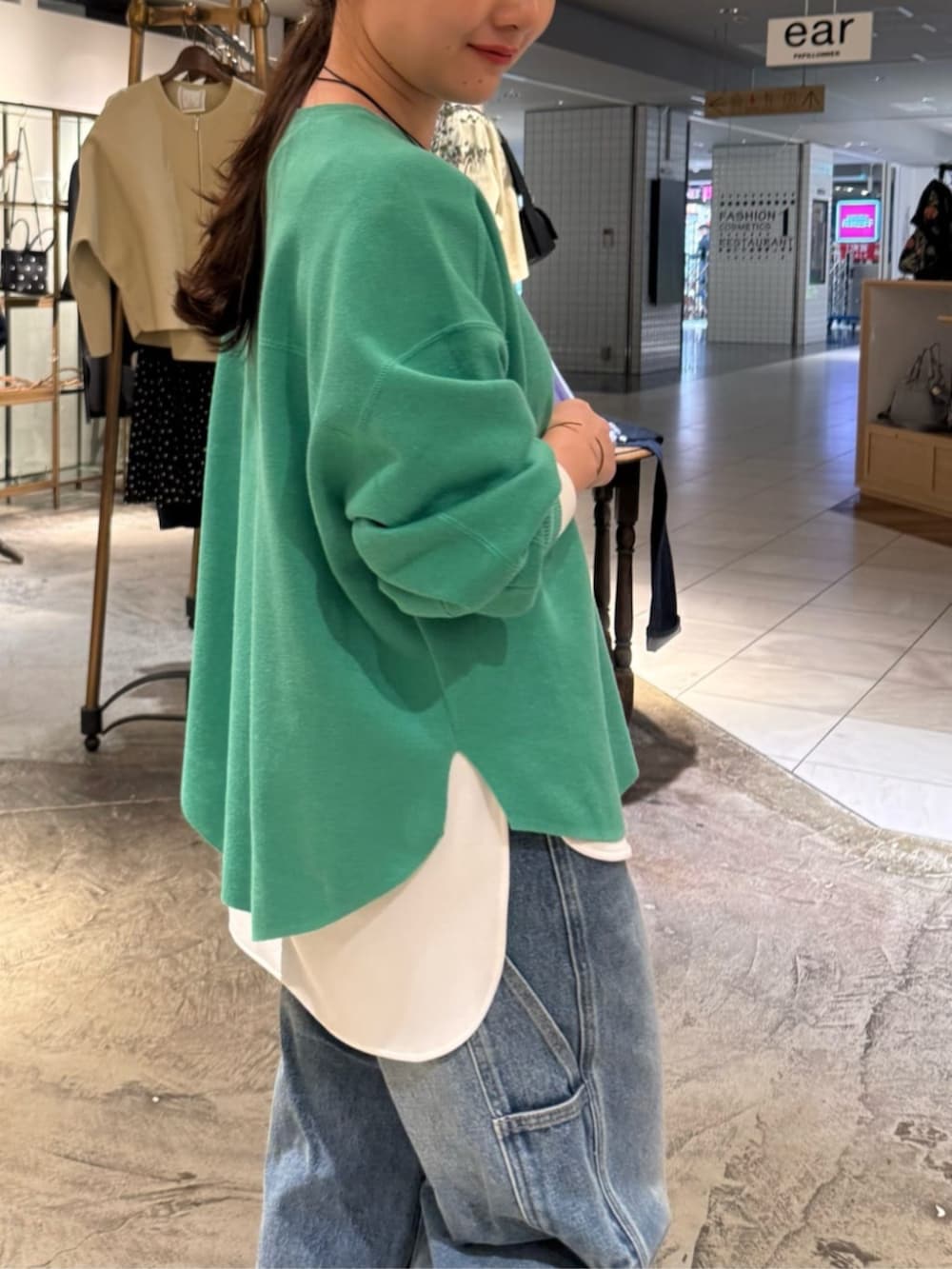 ホワイト系のシャツ/ブラウス、ブラック系のショルダーバッグ、ブルー系のその他パンツを着用したレディースの春コーディネートの5枚目の写真