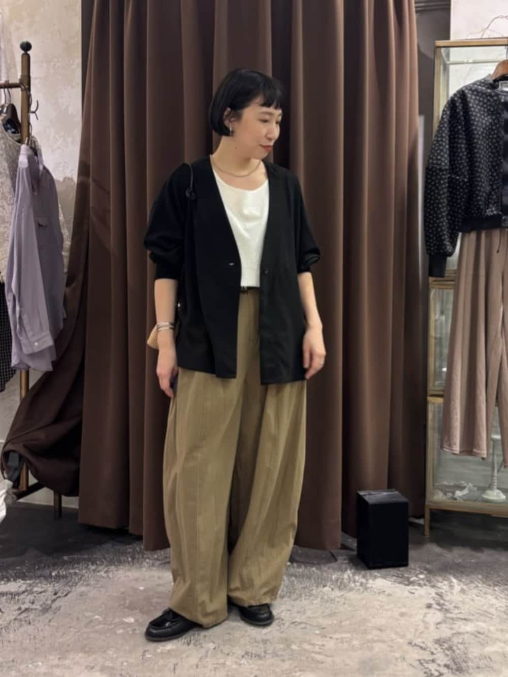 イエロー系のその他パンツ、ホワイト系のキャミソール、ブラック系のその他アウターを着用したレディースの春コーディネートの2枚目の写真