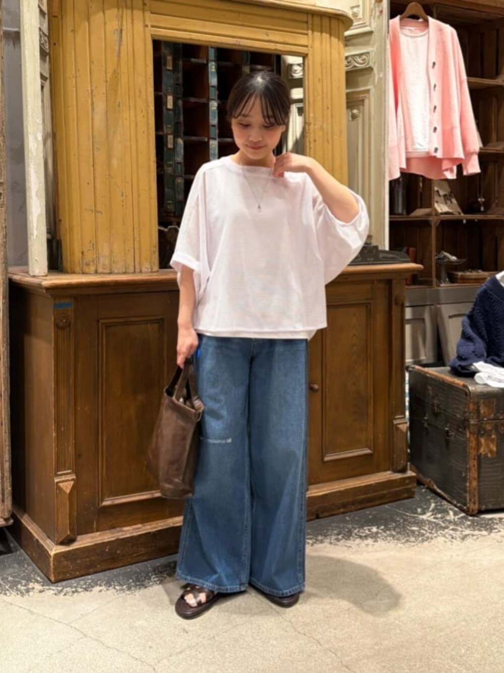 ブルー系のその他パンツ、ホワイト系のTシャツ/カットソーを着用したレディースの春コーディネートの5枚目の写真