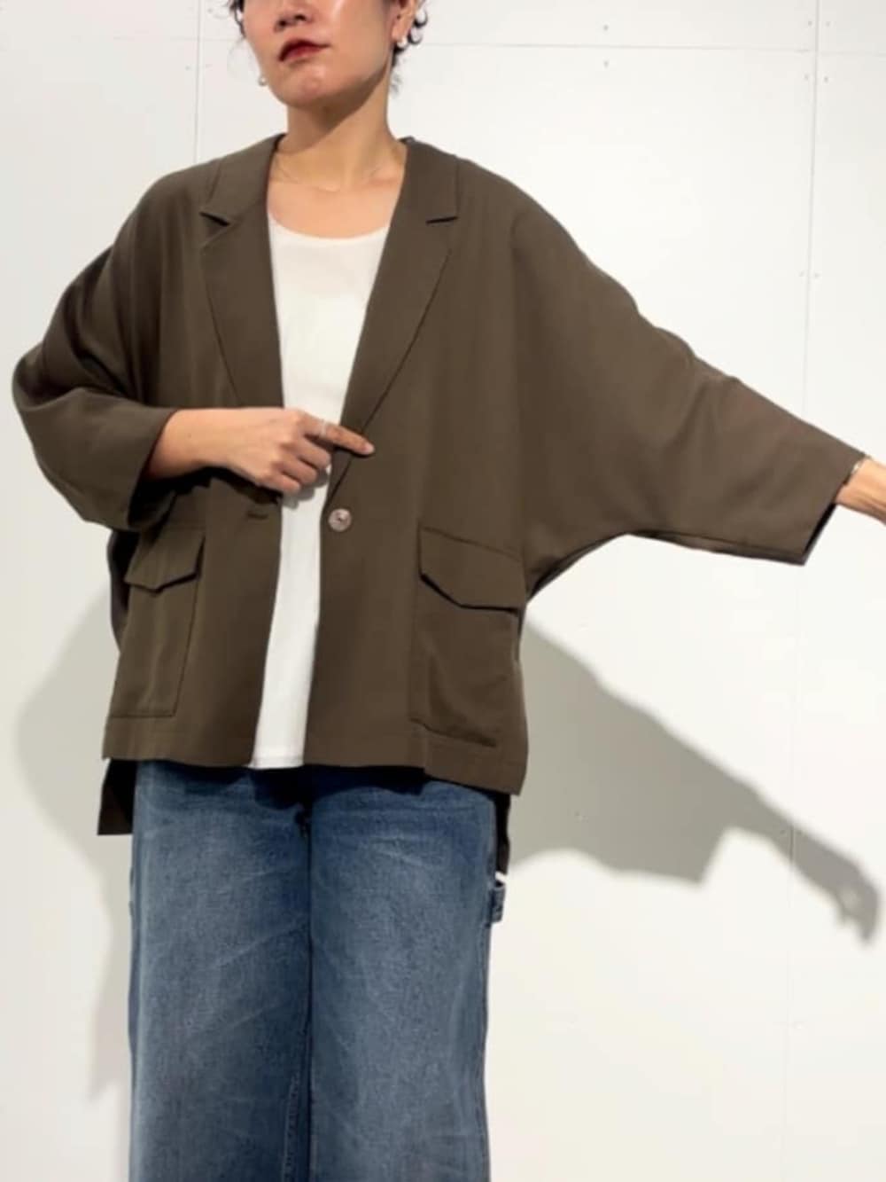 ホワイト系のタンクトップ、ブルー系のその他パンツ、ブラウン系のテーラードジャケットを着用したレディースの春コーディネートの5枚目の写真