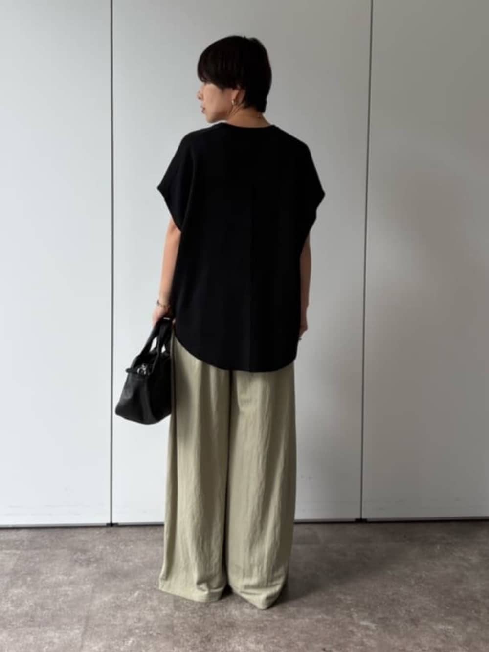 グリーン系のその他パンツ、ベージュ系のニット/セーターを着用したレディースの夏コーディネートの3枚目の写真