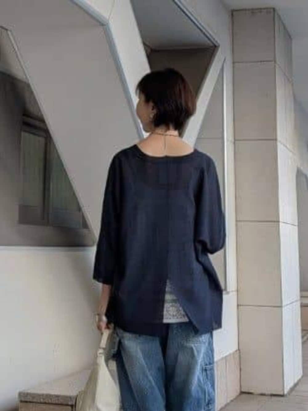 ホワイト系のトートバッグ、ブルー系のその他パンツ、ホワイト系のシャツ/ブラウスを着用したレディースの春コーディネートの5枚目の写真