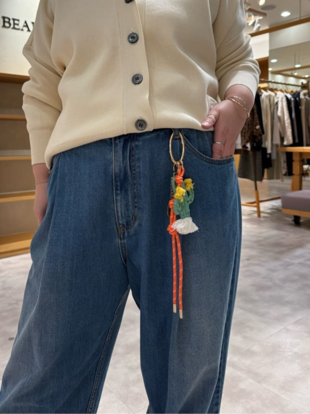 グレー系のボストンバッグ、ブラック系のブーツ、ホワイト系のカーディガン/ボレロを着用したレディースの冬コーディネートの8枚目の写真