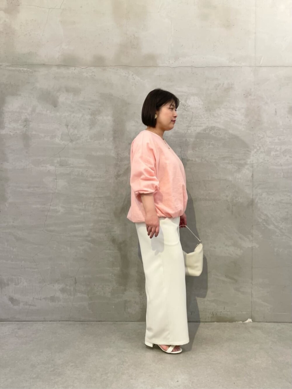 ホワイト系のその他パンツ、ホワイト系のトートバッグ、ピンク系のシャツ/ブラウスを着用したレディースの冬コーディネートの2枚目の写真