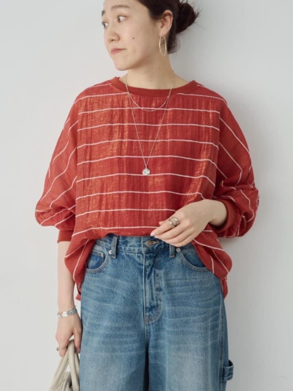 ブルー系のその他パンツ、レッド系のシャツ/ブラウスを着用したレディースの春コーディネートの4枚目の写真