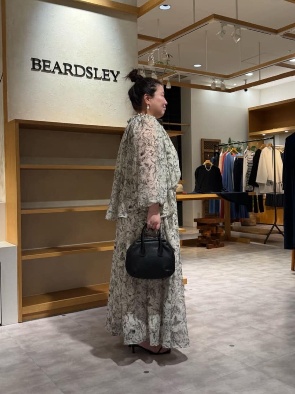 ベージュ系のその他パンツ、ベージュ系のシャツ/ブラウスを着用したレディースの冬コーディネートの4枚目の写真