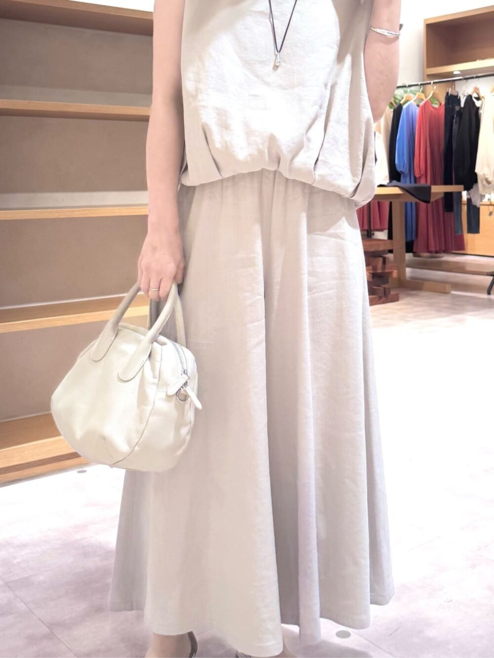 グレー系のボストンバッグ、グレー系のその他パンツ、グレー系のシャツ/ブラウスを着用したレディースの春コーディネートの8枚目の写真