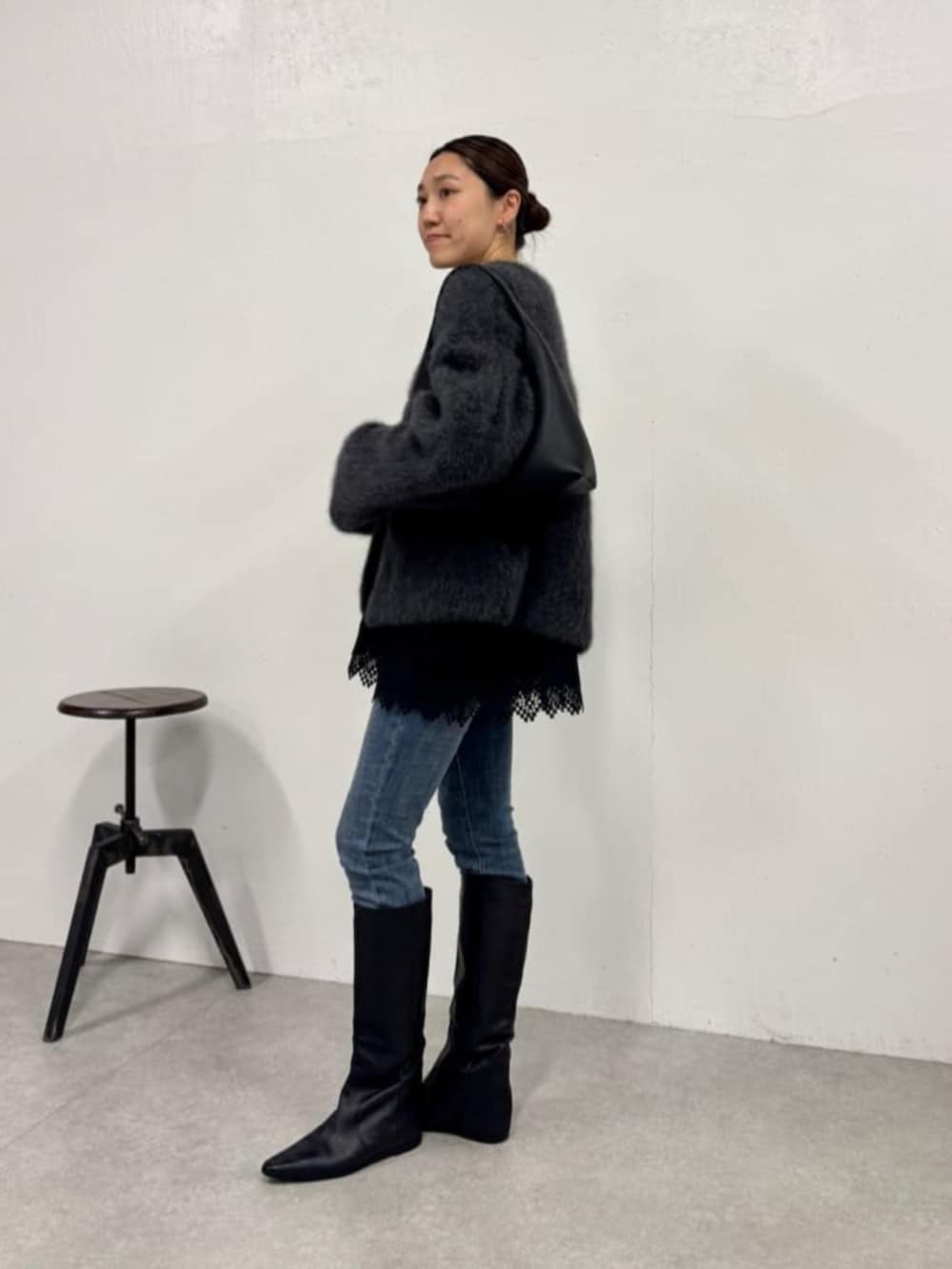 ブルー系のデニムパンツ、グレー系のその他アウター、ブラック系のキャミソールを着用したレディースの秋コーディネートの4枚目の写真