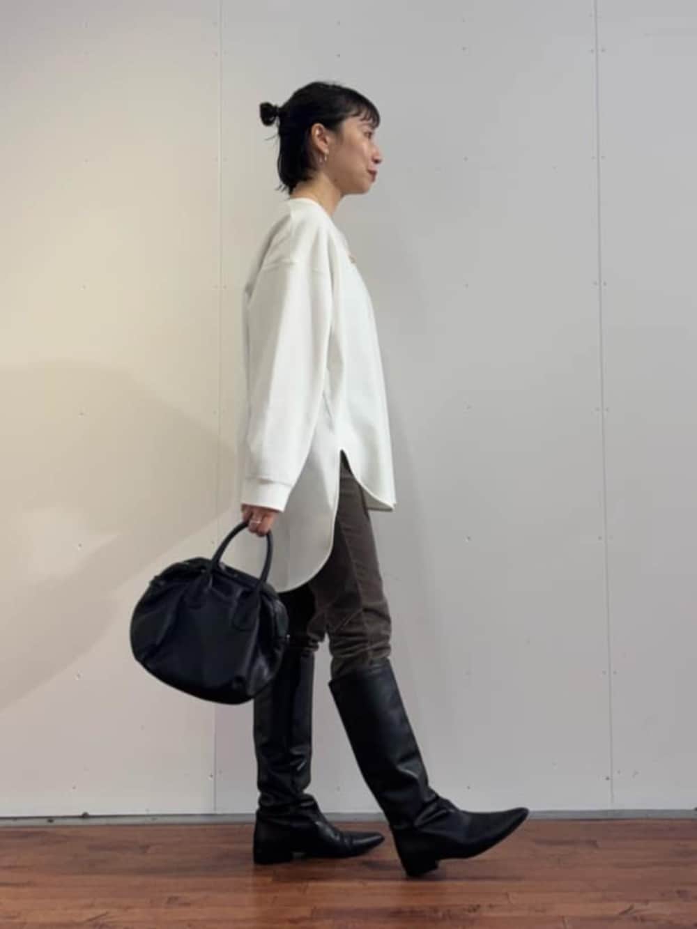 ブラック系のトートバッグ、グリーン系のその他パンツ、ホワイト系のシャツ/ブラウスを着用したレディースの秋コーディネートの4枚目の写真
