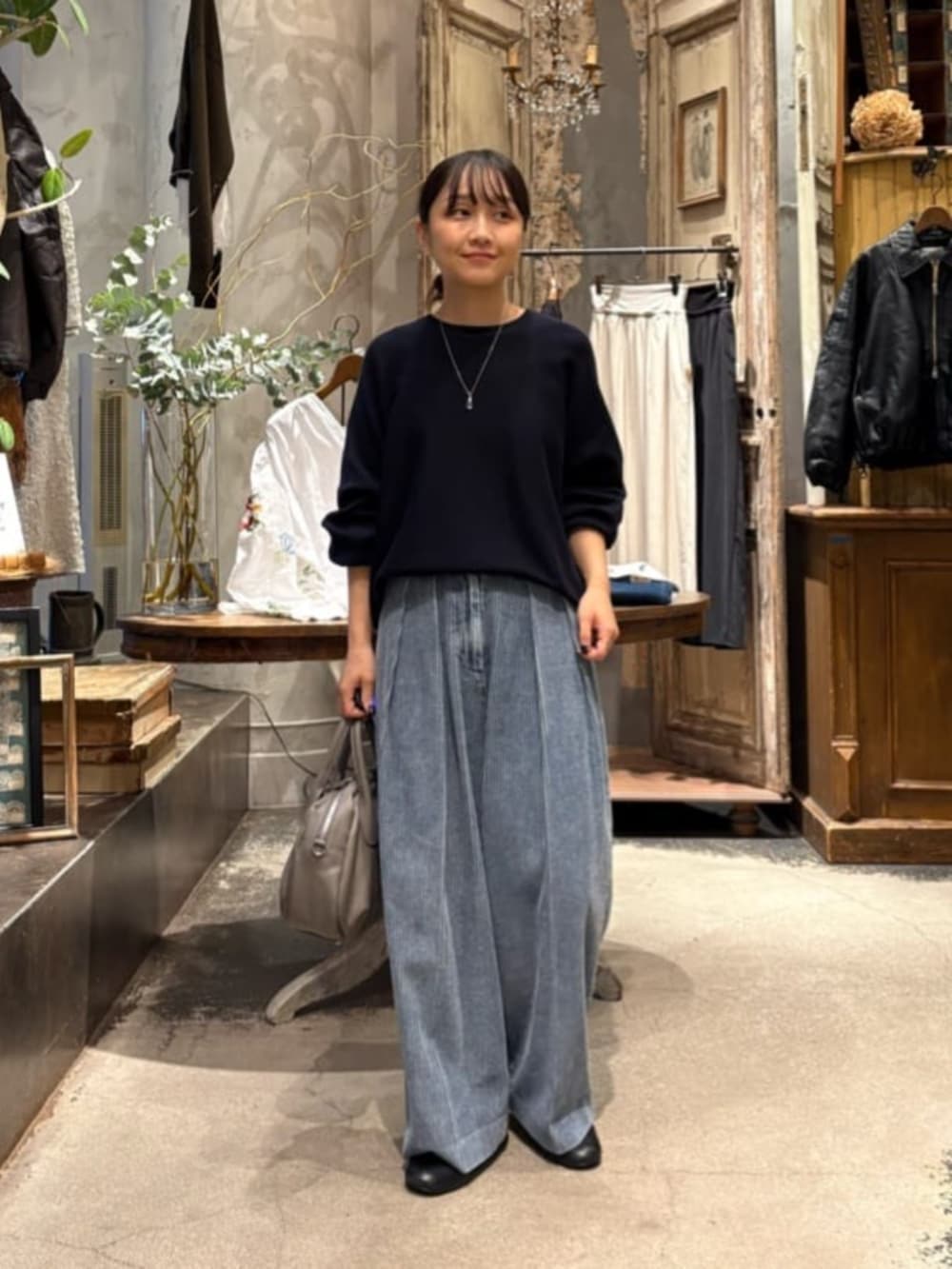 ブルー系のニット/セーター、ブルー系のその他パンツを着用したレディースの秋コーディネートの2枚目の写真