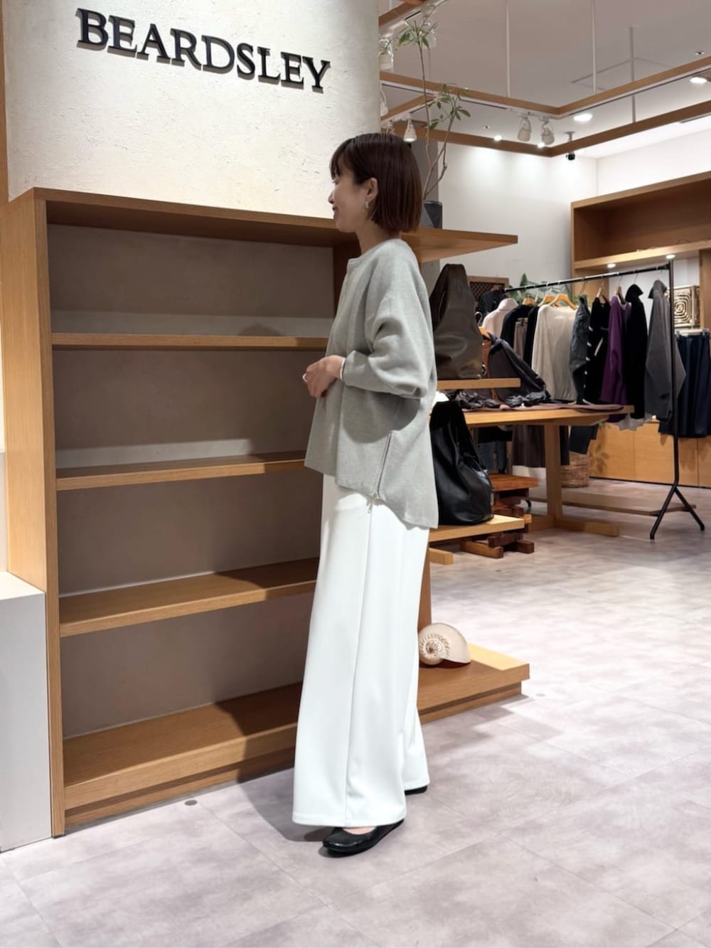 ホワイト系のその他パンツ、ブルー系のハンドバッグ、グレー系のニット/セーターを着用したレディースの冬コーディネートの8枚目の写真