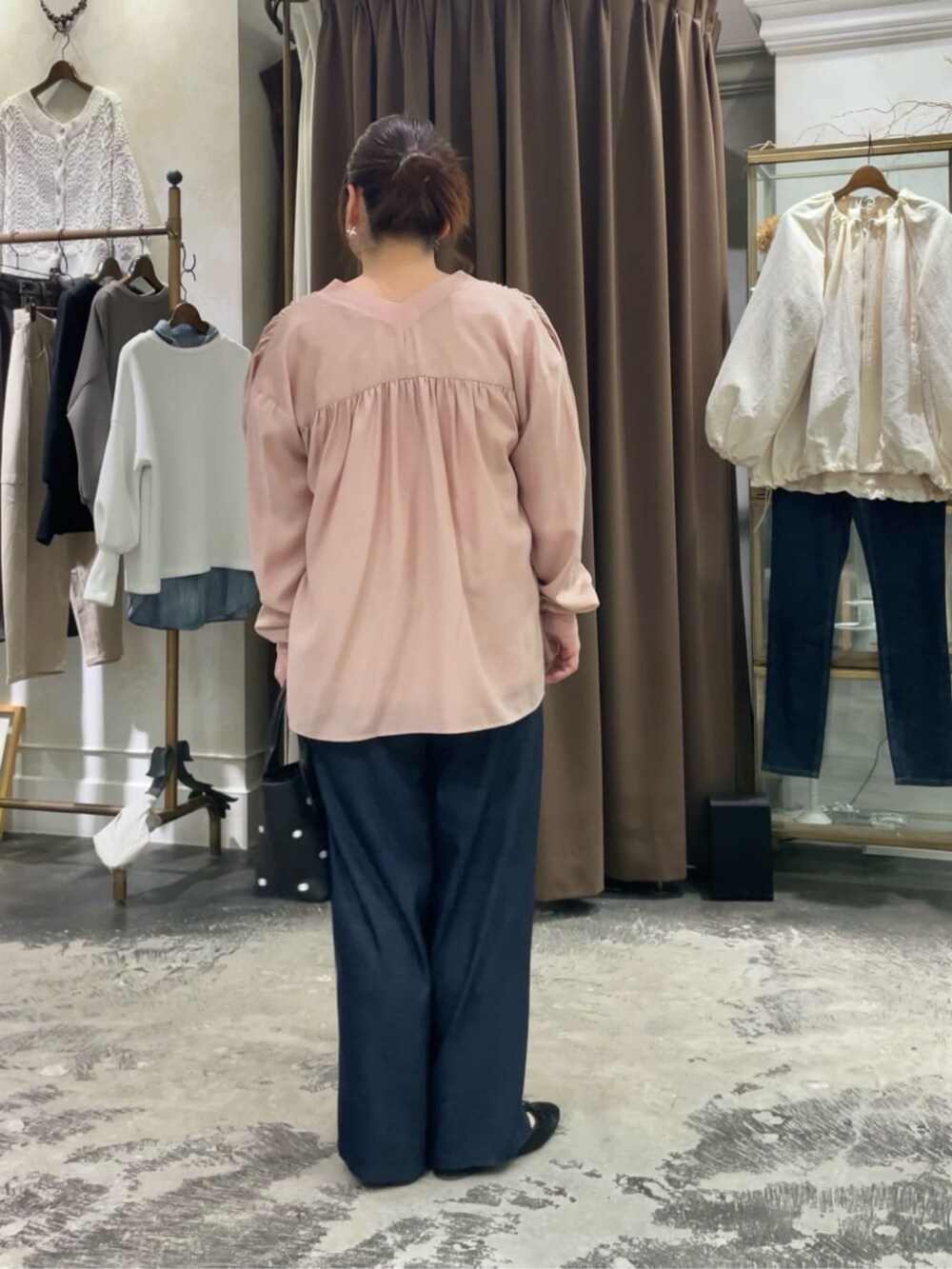 ホワイト系のタンクトップ、ブルー系のその他パンツ、ブラック系のトートバッグを着用したレディースの春コーディネートの5枚目の写真