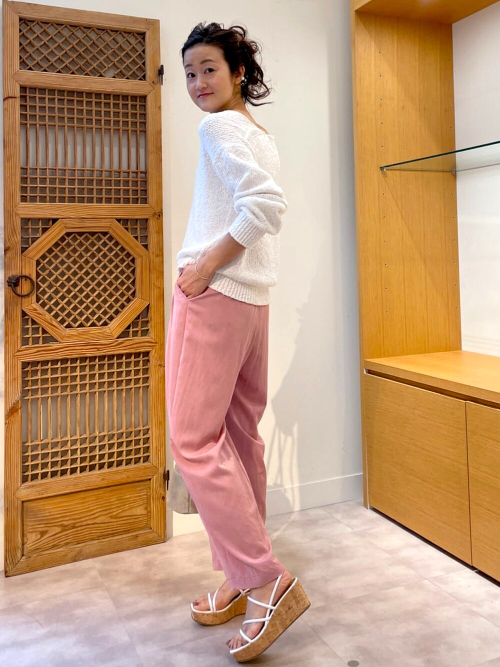 ホワイト系のニット/セーター、ピンク系のその他パンツ、ホワイト系のその他シューズを着用したレディースの春コーディネートの2枚目の写真