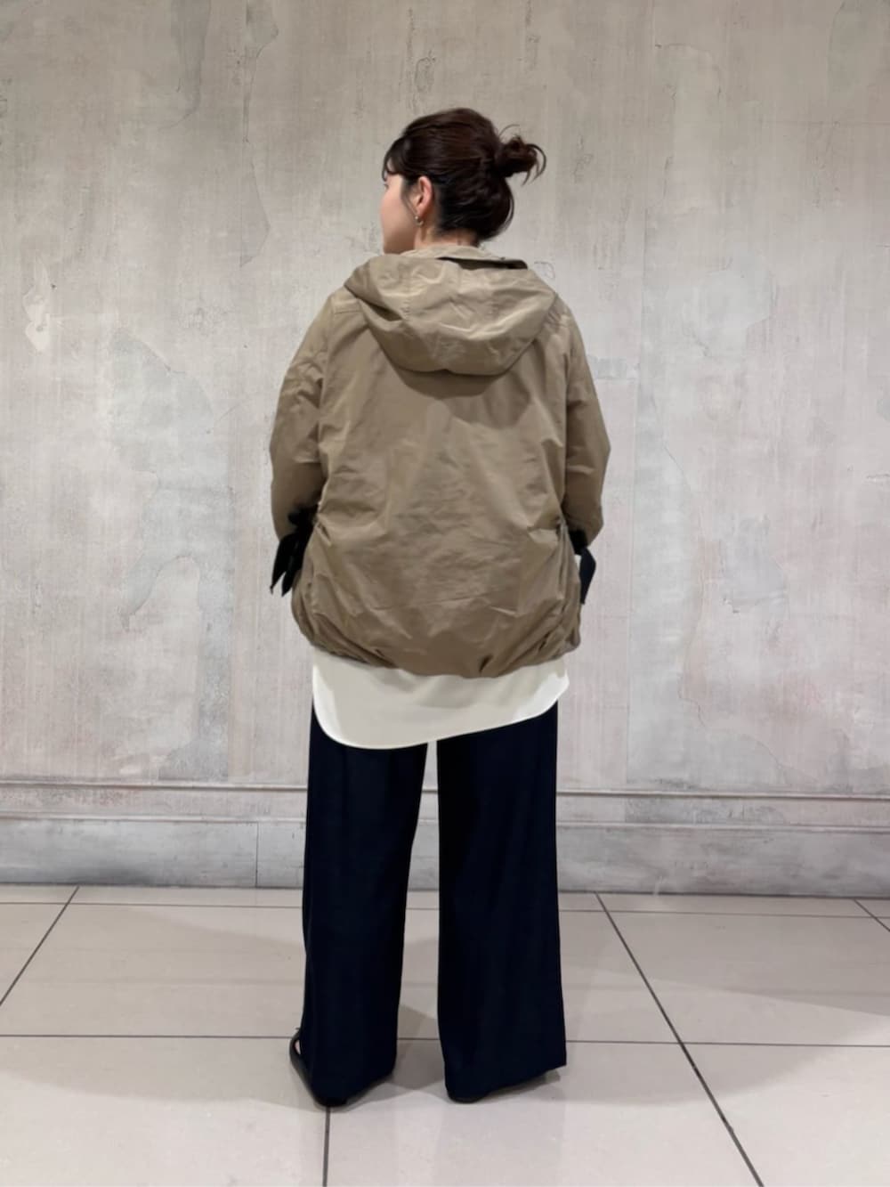 ブルー系のその他パンツ、ホワイト系のシャツ/ブラウス、ブラウン系のブルゾンを着用したレディースの冬コーディネートの4枚目の写真