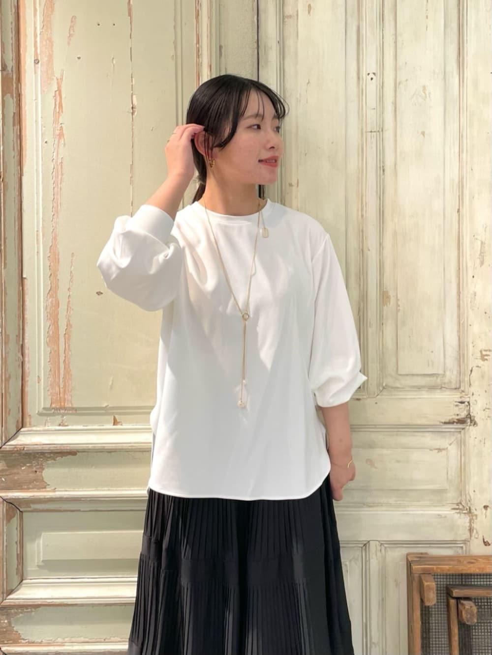 ブラック系のスカート、ホワイト系のシャツ/ブラウスを着用したレディースの春コーディネートの4枚目の写真