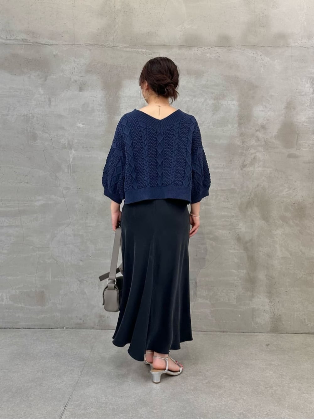 グレー系のショルダーバッグ、ブルー系のニット/セーターを着用したレディースの冬コーディネートの8枚目の写真