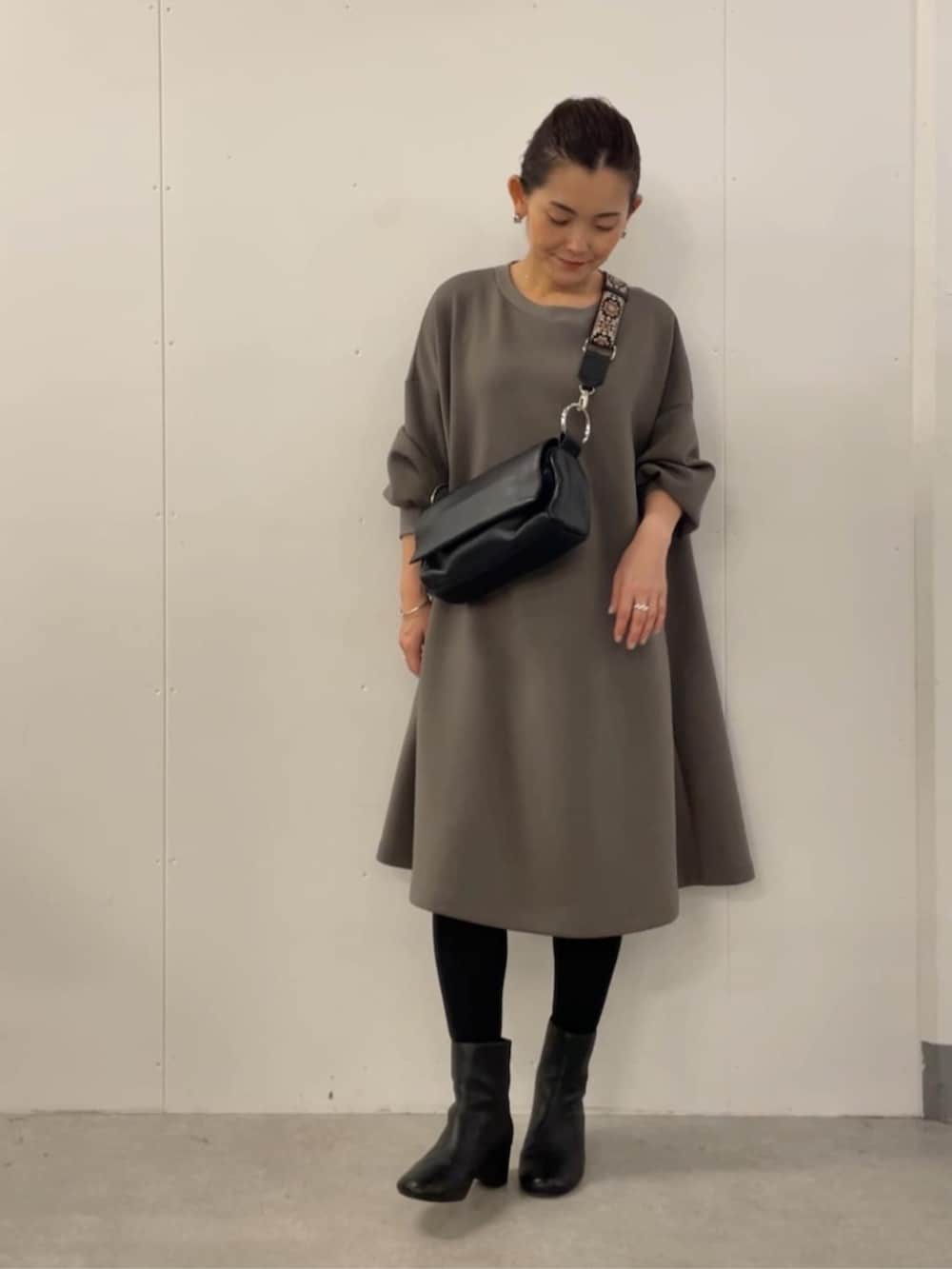 ブラウン系のワンピース、ブラック系のその他を着用したレディースの冬コーディネートの4枚目の写真