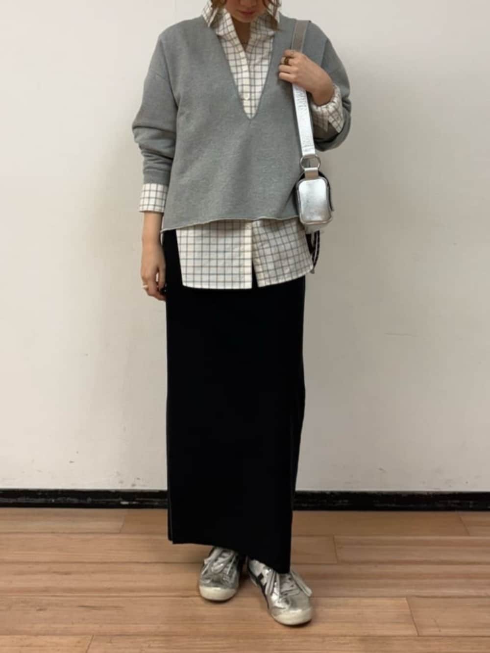 シルバー系のショルダーバッグ、ホワイト系のシャツ/ブラウス、ブラック系のスカートを着用したレディースの冬コーディネートの4枚目の写真