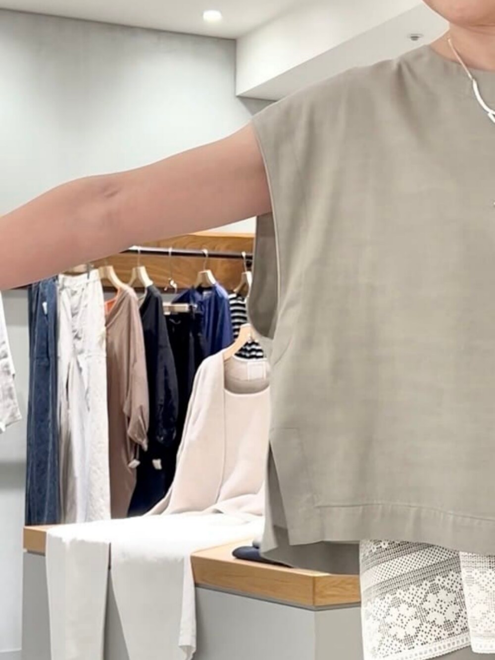 グレー系のシャツ/ブラウス、ホワイト系のシャツ/ブラウス、グレー系のその他パンツを着用したレディースの春コーディネートの9枚目の写真