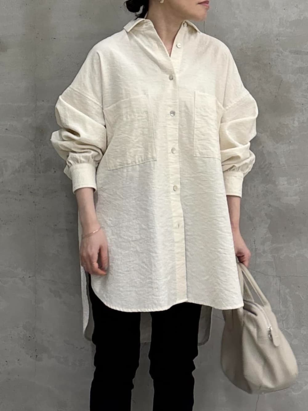 グレー系のボストンバッグ、ホワイト系のシャツ/ブラウスを着用したレディースの冬コーディネートの4枚目の写真