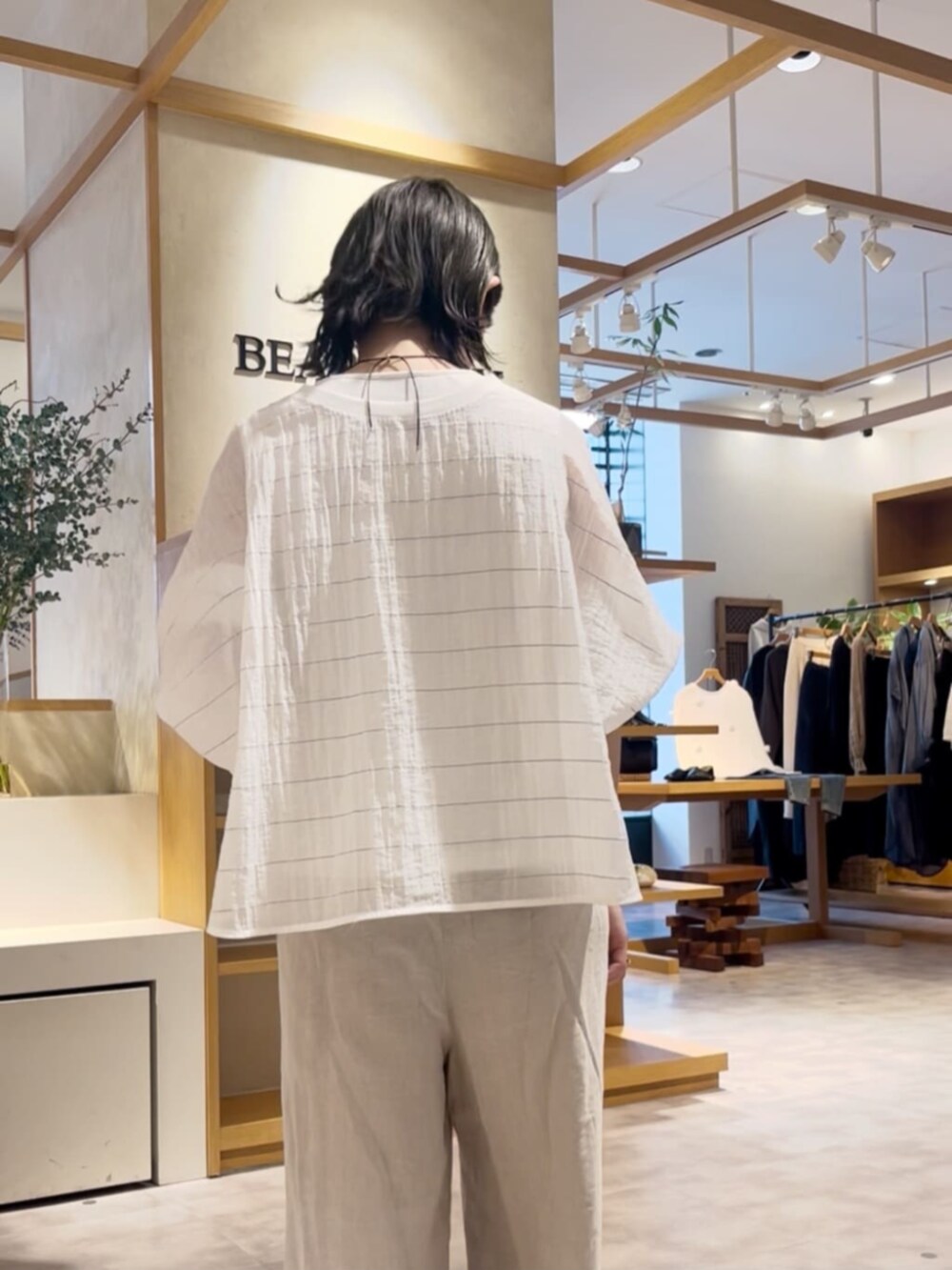 ベージュ系のその他パンツ、ホワイト系のシャツ/ブラウスを着用したレディースの春コーディネートの8枚目の写真