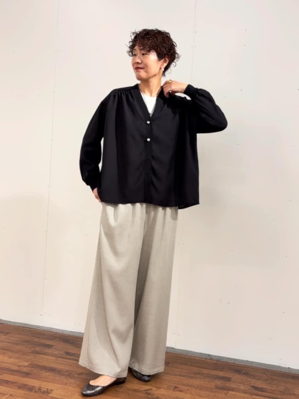 ブラック系のシャツ/ブラウス、グレー系のその他パンツを着用したレディースの冬コーディネートの2枚目の写真