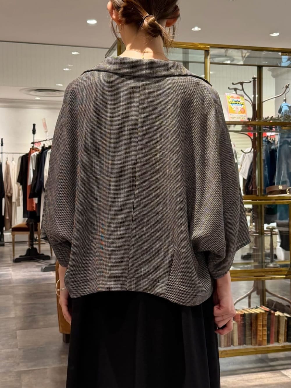 ベージュ系のテーラードジャケット、ブラック系のその他パンツを着用したレディースの春コーディネートの4枚目の写真