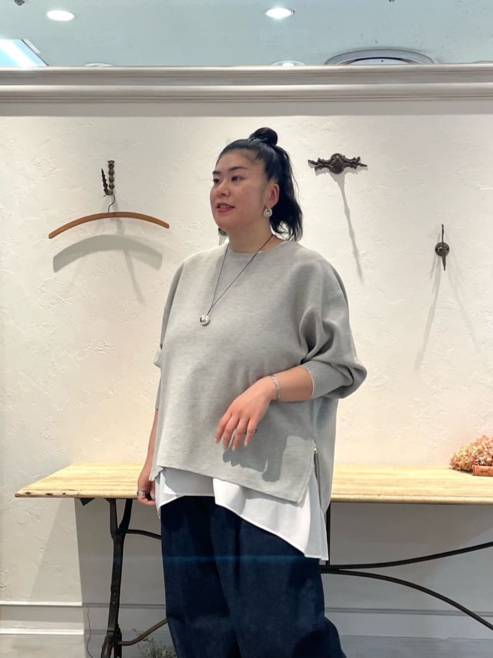 ホワイト系のスニーカー、ホワイト系のシャツ/ブラウス、グレー系のニット/セーターを着用したレディースの冬コーディネートの5枚目の写真