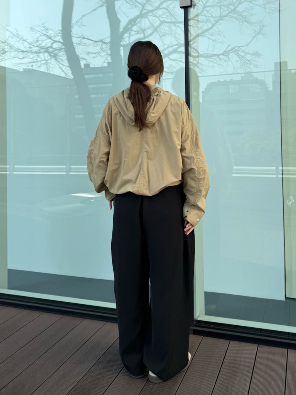 ブラック系のその他パンツ、ゴールド系のブルゾンを着用したレディースの冬コーディネートの3枚目の写真