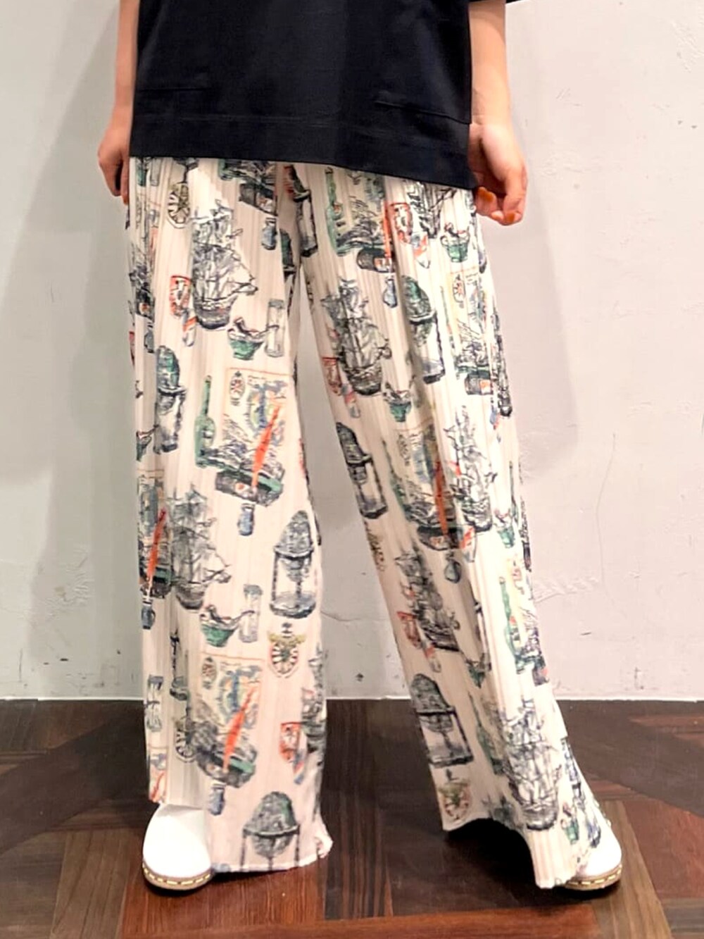 ブラック系のTシャツ/カットソー、ベージュ系のその他パンツ、ホワイト系のその他シューズを着用したレディースの春コーディネートの4枚目の写真