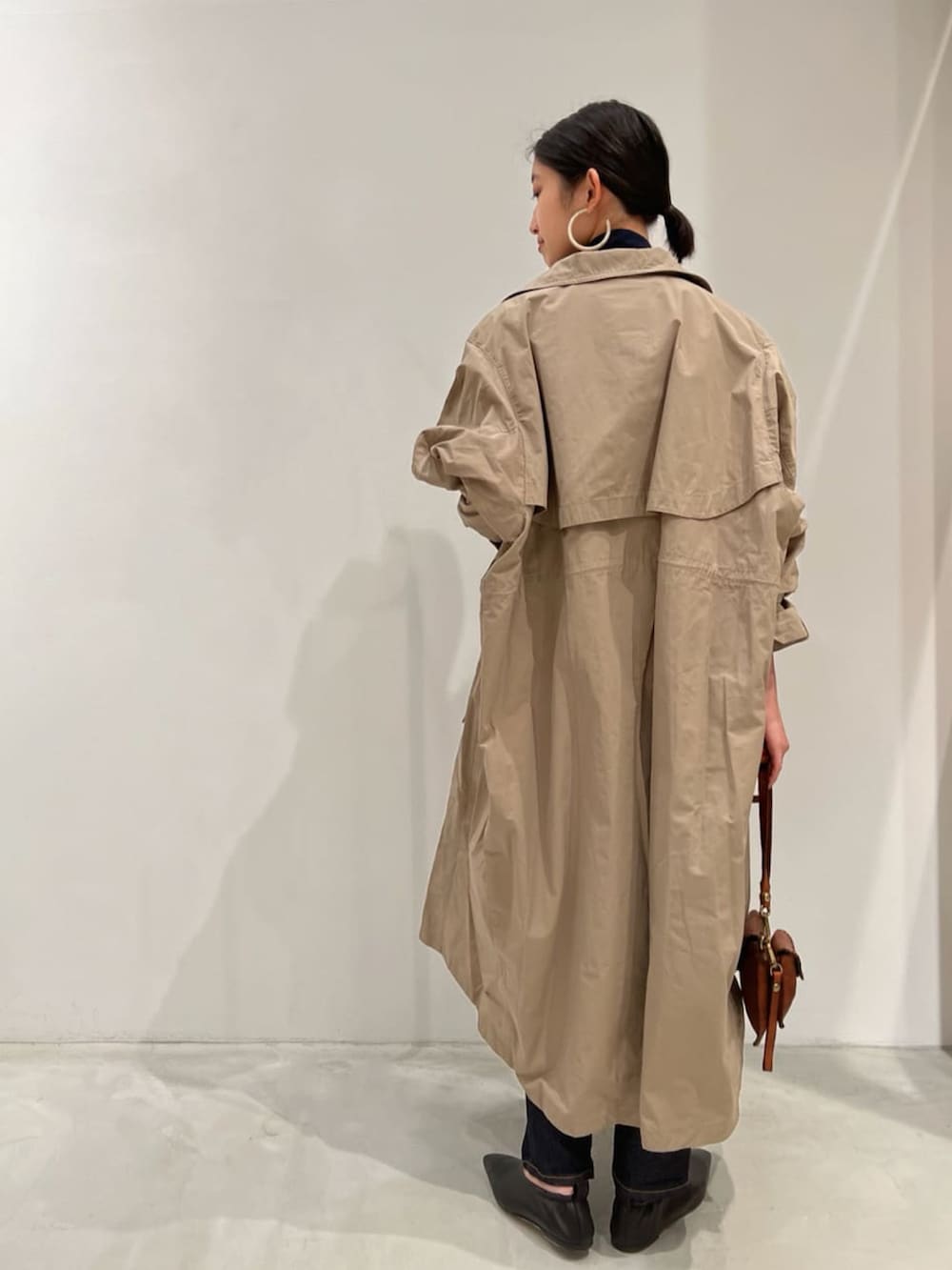 ブラウン系のその他アウター、ブラック系のTシャツ/カットソー、ブルー系のその他パンツを着用したレディースの冬コーディネートの5枚目の写真