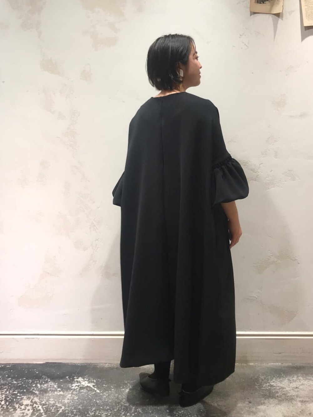 ブラック系のワンピース、ブラック系のトートバッグを着用したレディースの春コーディネートの3枚目の写真