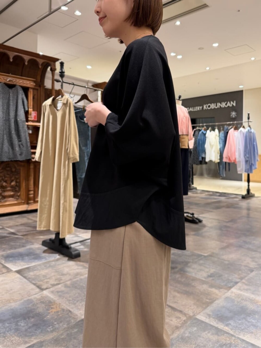 ベージュ系のその他パンツ、ブラック系のTシャツ/カットソーを着用したレディースの春コーディネートの5枚目の写真
