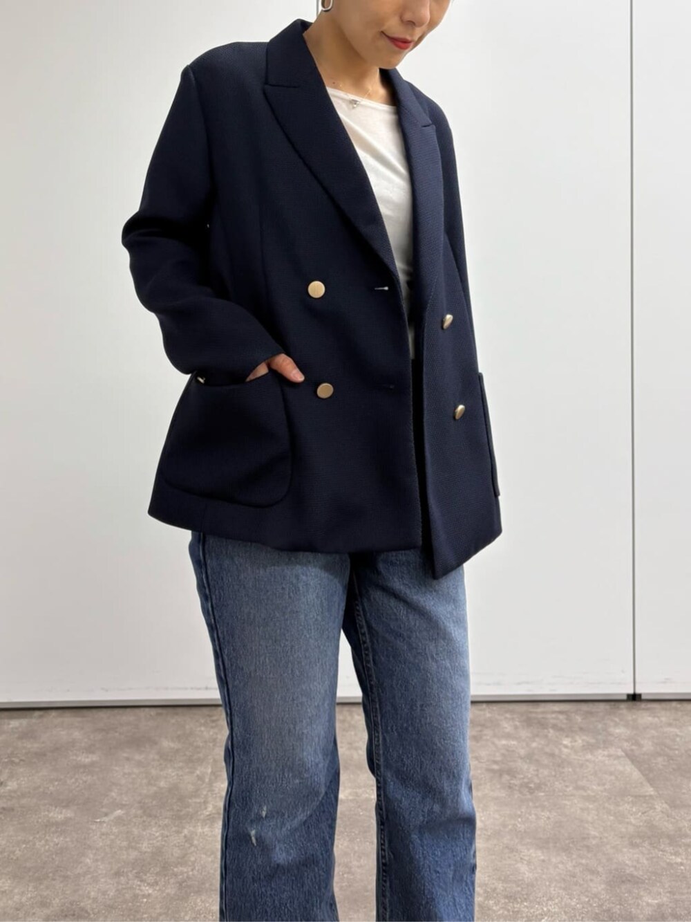 ブルー系のテーラードジャケット、ホワイト系のTシャツ/カットソーを着用したレディースの冬コーディネートの8枚目の写真