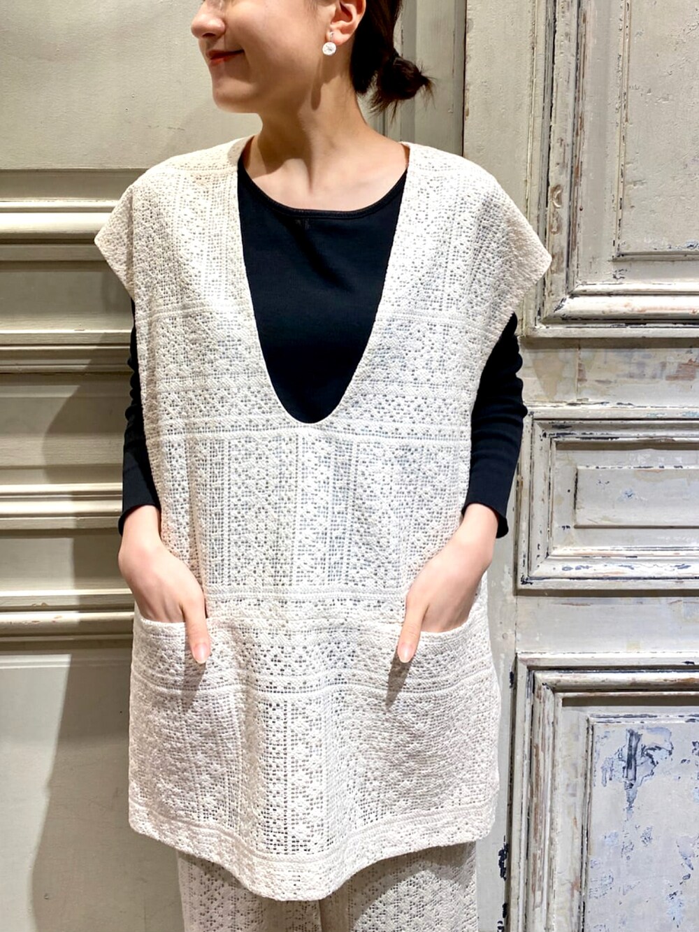 ホワイト系のシャツ/ブラウス、ブラック系のTシャツ/カットソー、ホワイト系のその他パンツを着用したレディースの春コーディネートの4枚目の写真