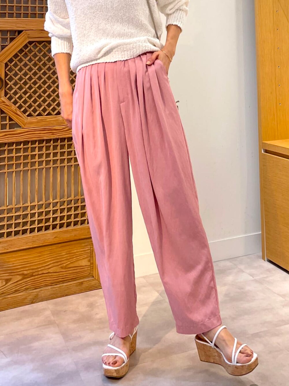 ホワイト系のニット/セーター、ピンク系のその他パンツ、ホワイト系のその他シューズを着用したレディースの春コーディネートの4枚目の写真