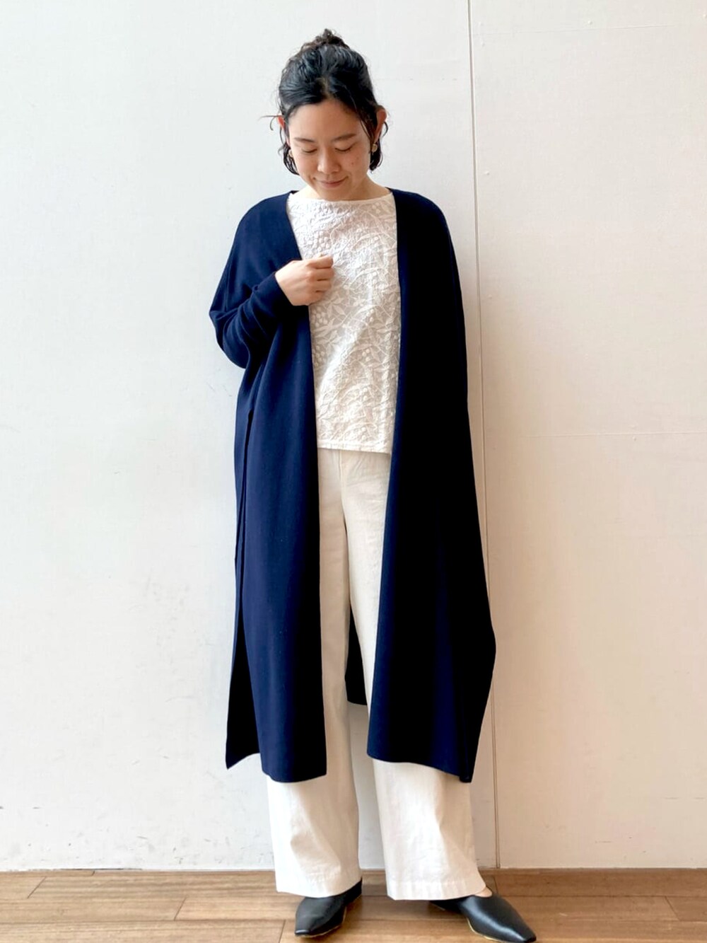 グリーン系のカーディガン/ボレロ、ホワイト系のTシャツ/カットソー、ブラック系のその他シューズを着用したレディースの春コーディネートの3枚目の写真