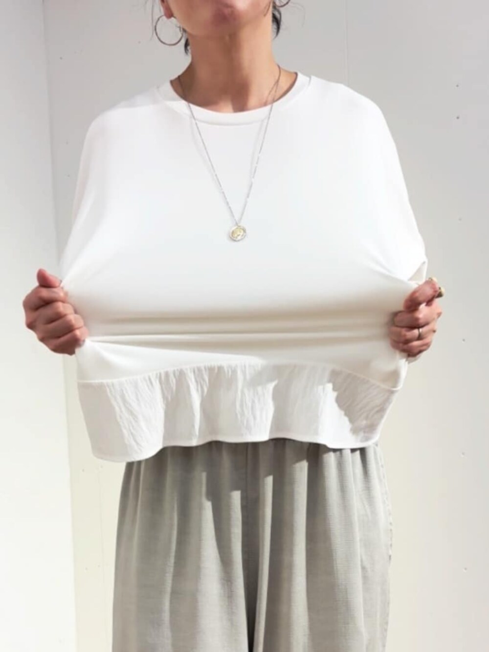 グレー系のその他パンツ、ホワイト系のTシャツ/カットソーを着用したレディースの春コーディネートの7枚目の写真