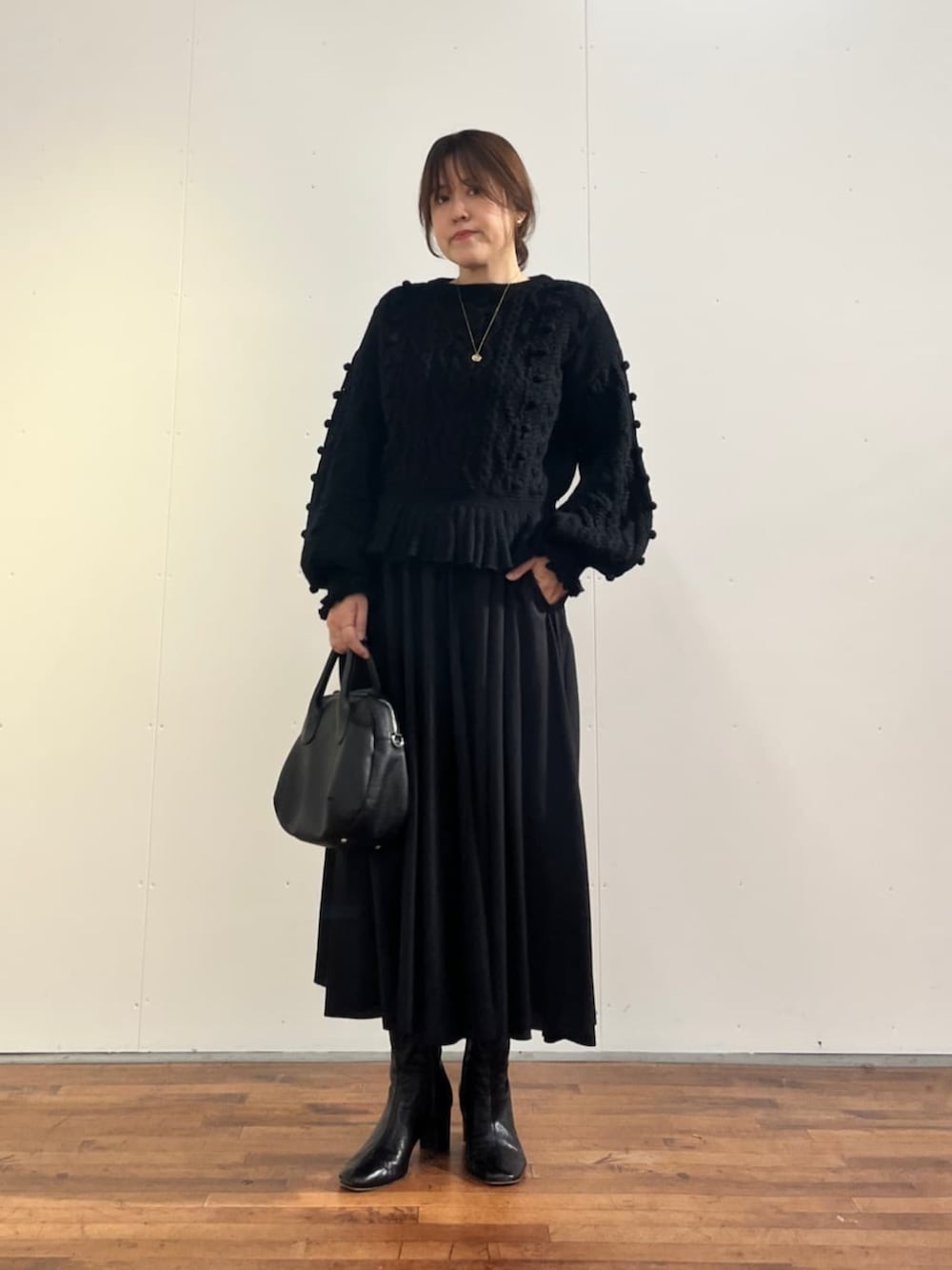 ブラック系のその他パンツ、ブラック系のニット/セーターを着用したレディースの夏コーディネートの5枚目の写真