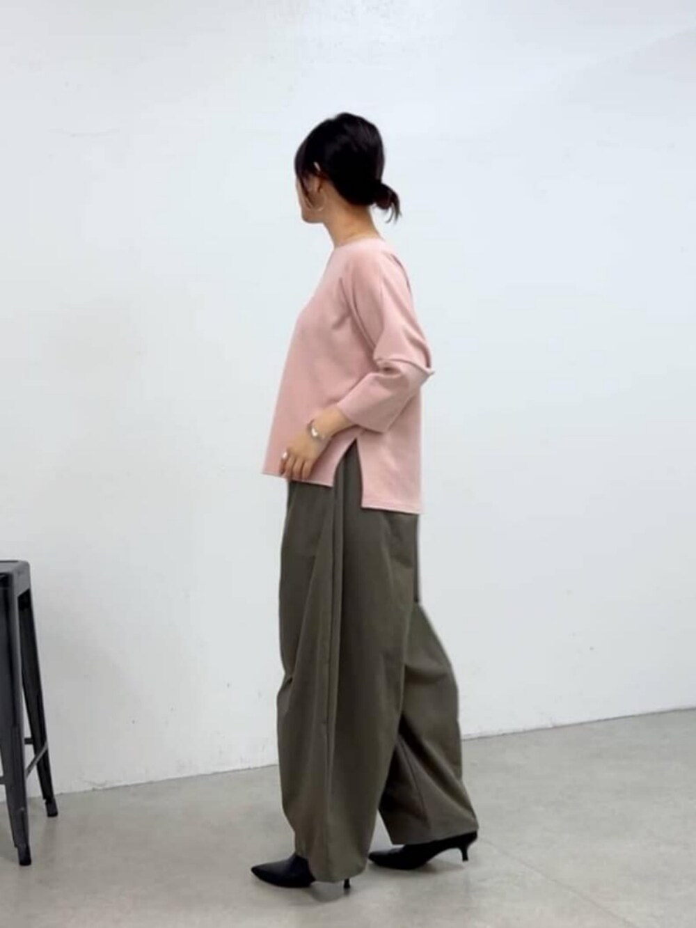 グリーン系のその他パンツ、ピンク系のニット/セーターを着用したレディースの夏コーディネートの3枚目の写真