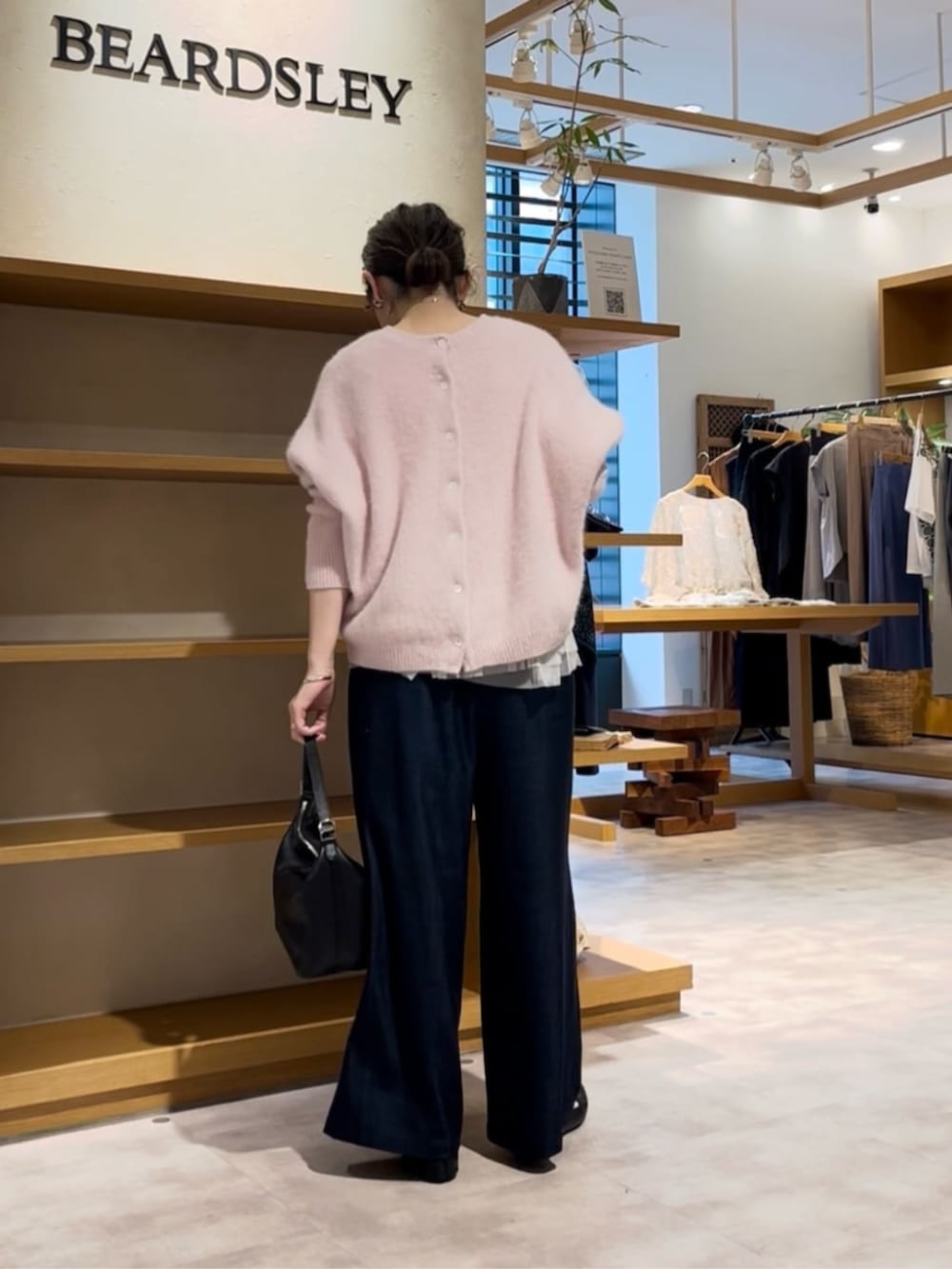 ブルー系のその他パンツ、ピンク系のニット/セーターを着用したレディースの夏コーディネートの4枚目の写真
