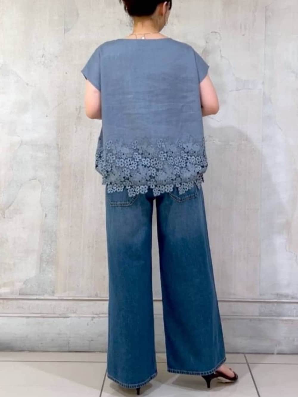 ブルー系のその他パンツ、ブルー系のシャツ/ブラウスを着用したレディースの夏コーディネートの5枚目の写真
