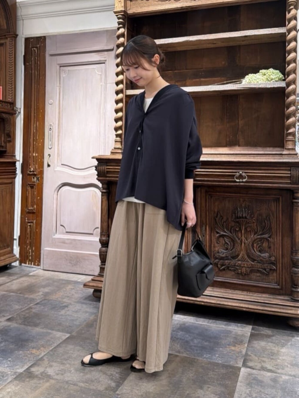 ベージュ系のその他パンツ、ブルー系のシャツ/ブラウスを着用したレディースの春コーディネートの3枚目の写真