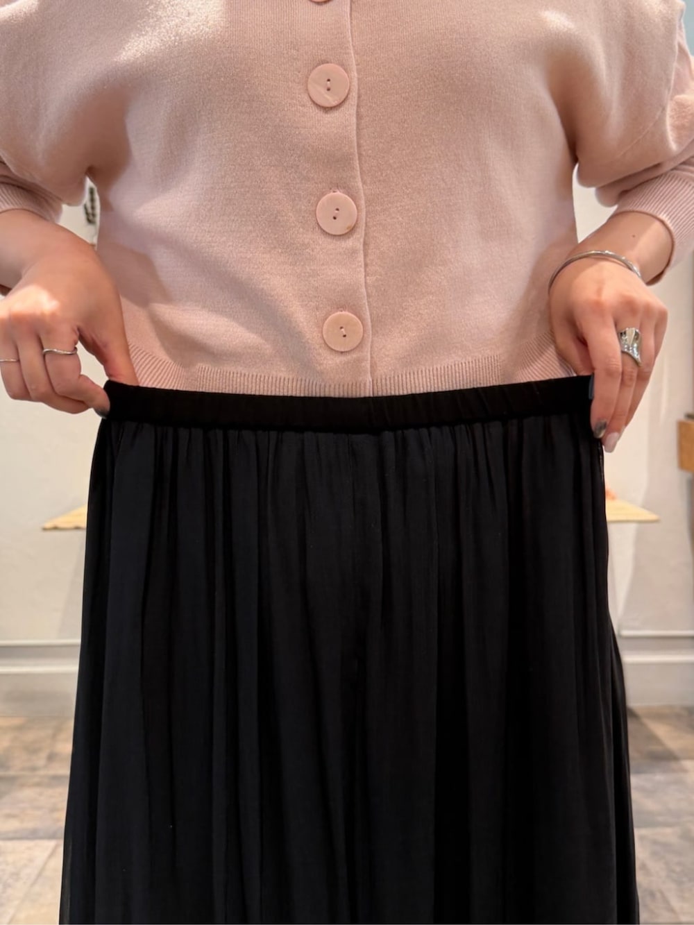 ブラック系のボストンバッグ、ブラック系のその他パンツ、ピンク系のカーディガン/ボレロを着用したレディースの冬コーディネートの7枚目の写真