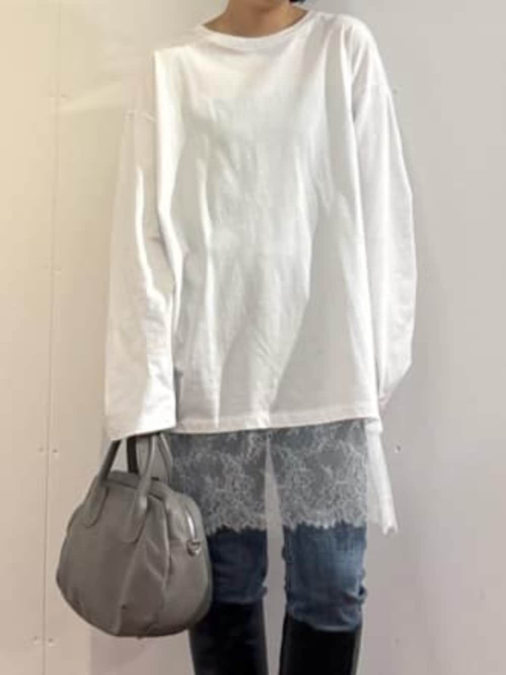 ブルー系のデニムパンツ、グレー系のトートバッグ、ホワイト系のTシャツ/カットソーを着用したレディースの秋コーディネートの6枚目の写真