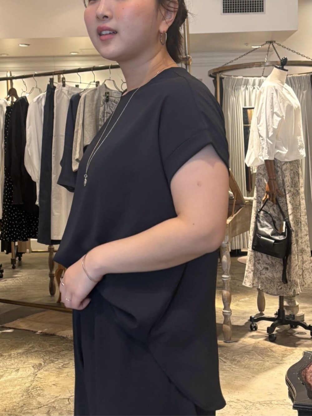 ブルー系のシャツ/ブラウス、ブルー系のその他パンツを着用したレディースの春コーディネートの4枚目の写真