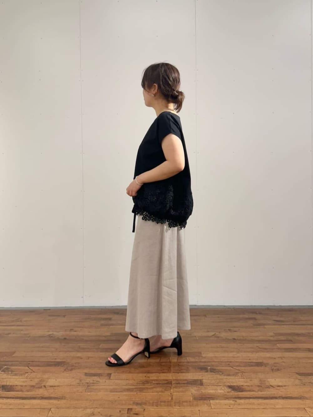 ブラック系のTシャツ/カットソー、グレー系のその他パンツを着用したレディースの春コーディネートの2枚目の写真