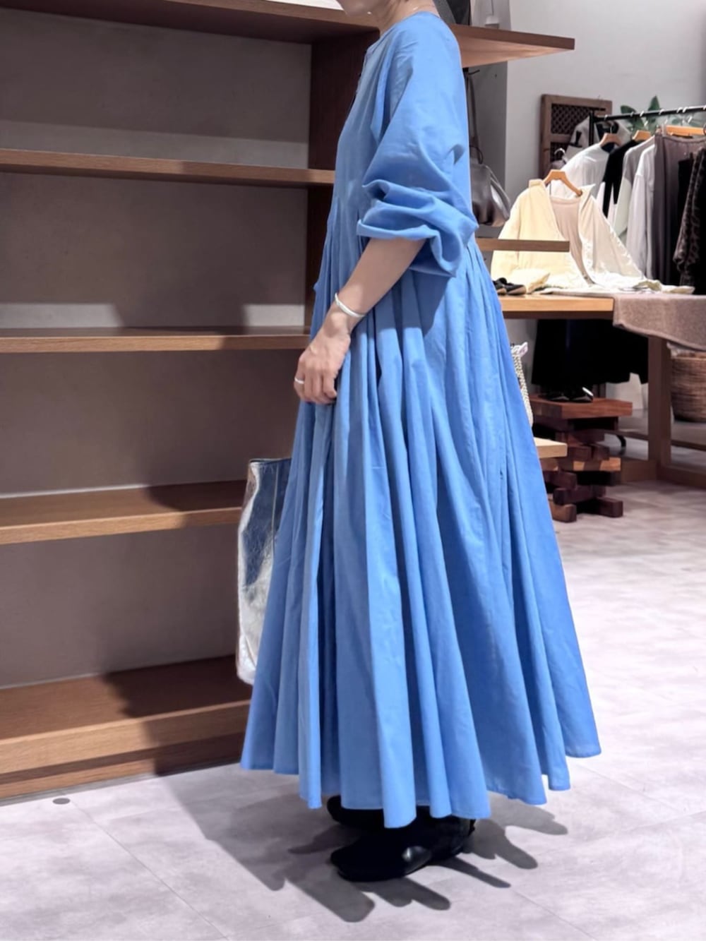 ブルー系のワンピース、ブラック系のトートバッグを着用したレディースの冬コーディネートの4枚目の写真